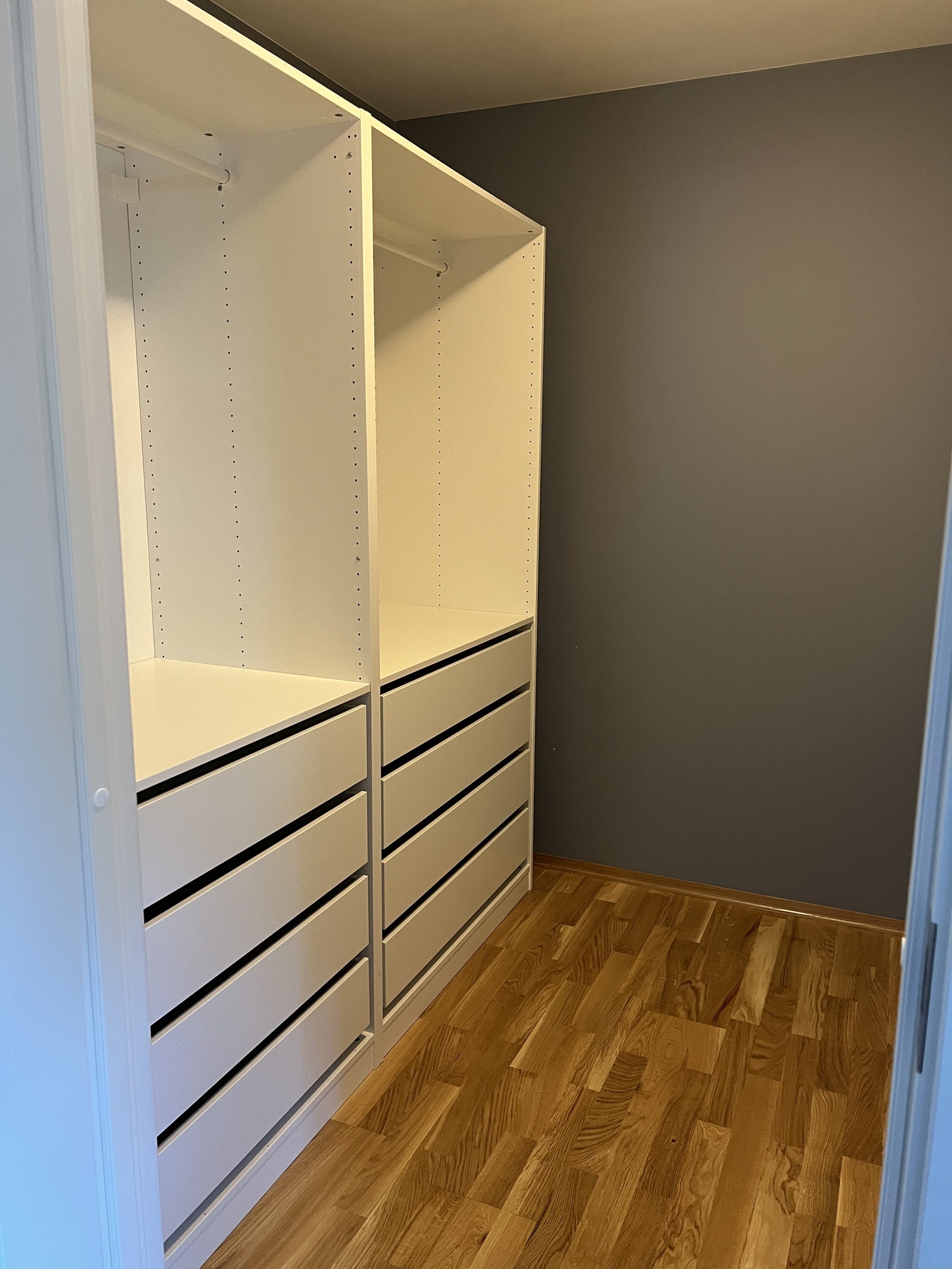walk-in-closet i forbindelse med soverommet Galleribilde
