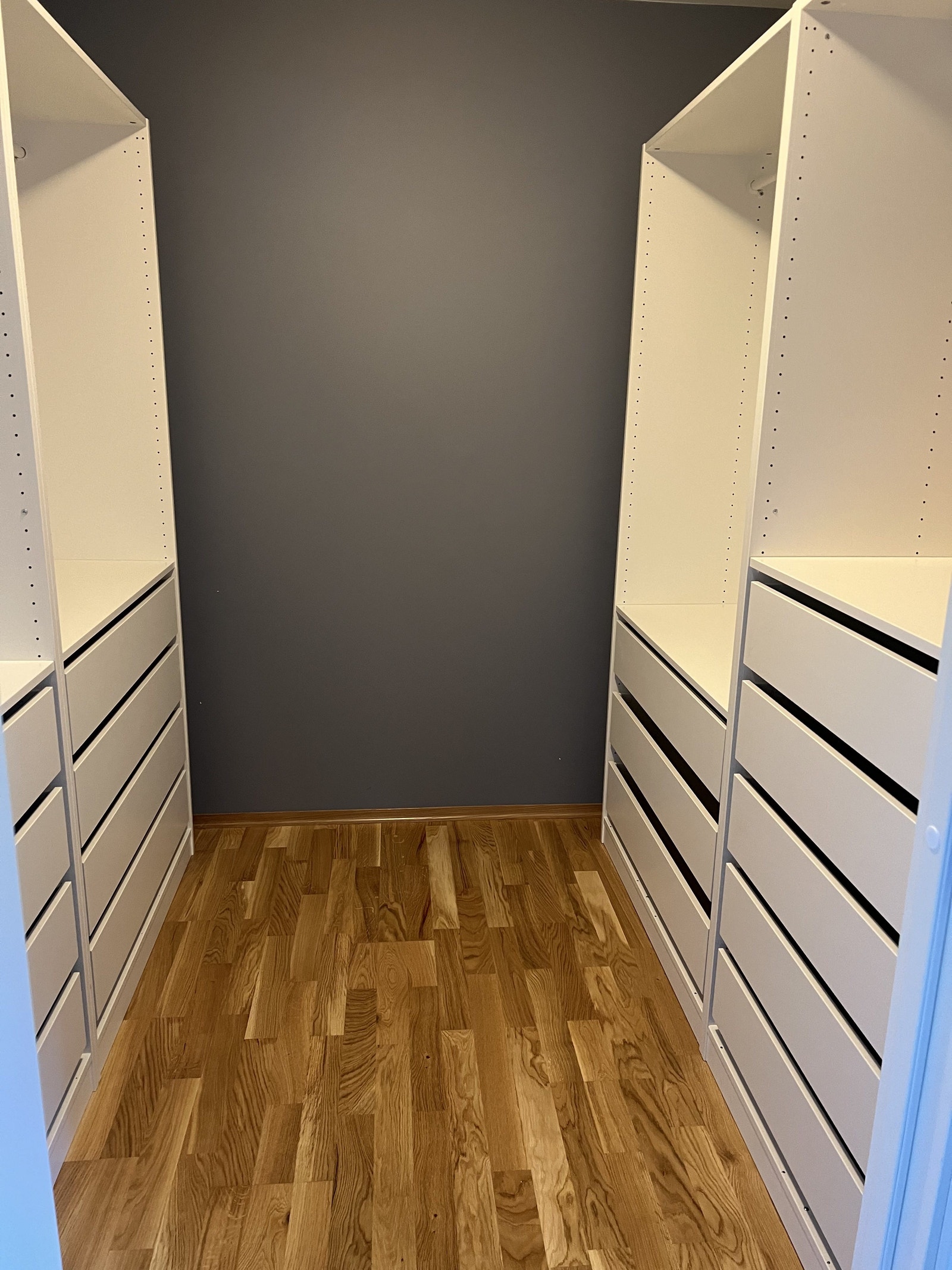 walk-in-closet i forbindelse med soverommet Galleribilde