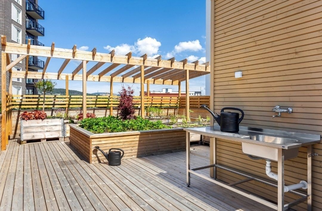 Tilgang på fire felles takterasser, hvor det er sol hele dagen og utsikt til byen og fjorden. Galleribilde