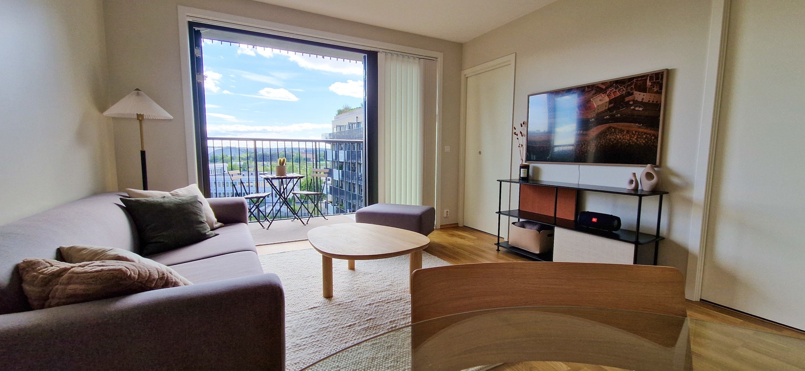 Tofløyet glassdør ut til balkongen fungerer som en forlengelse av rommet. Galleribilde