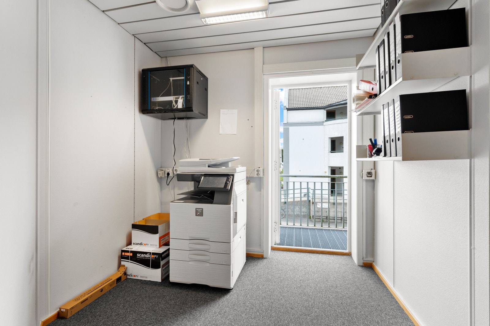 Kopimaskin og utgang til balkong i hver ende av bygget Galleribilde