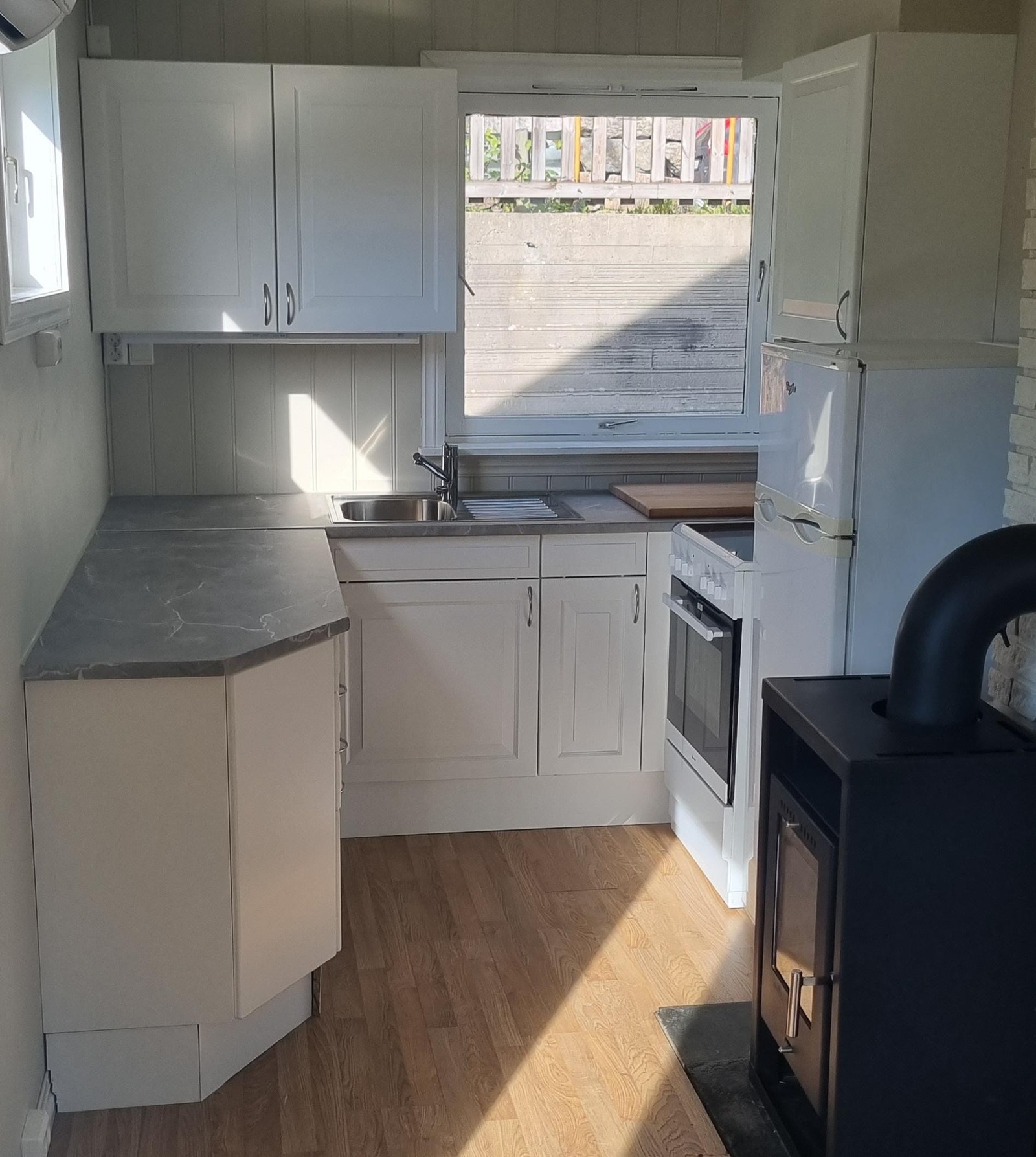 Hyggelig åpen kjøkkenløsning med hvitevarer Galleribilde