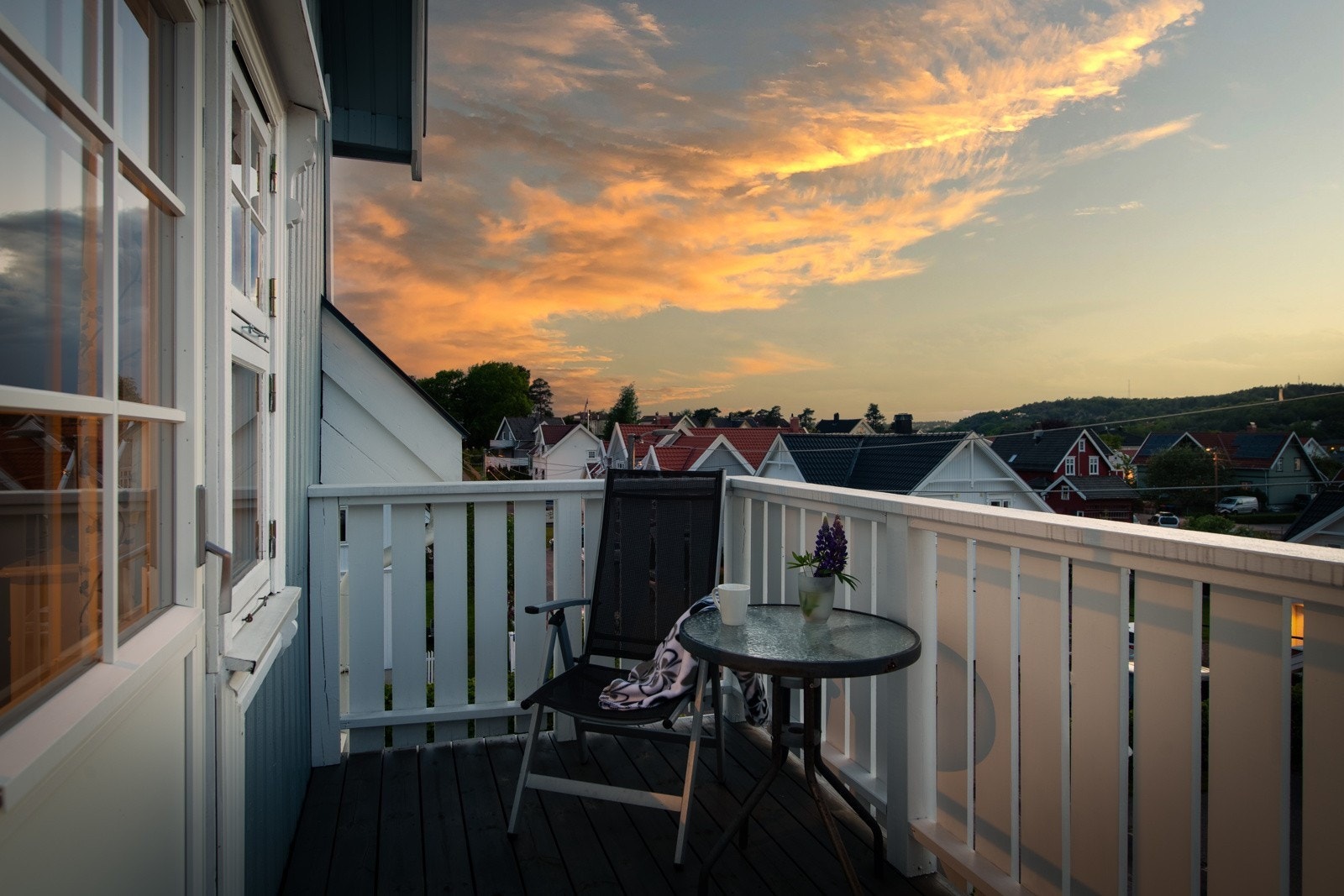 Balkong i 2. etg hvor man kan nyte tidlig morgensol og kveldssol til ca 22:30. Galleribilde