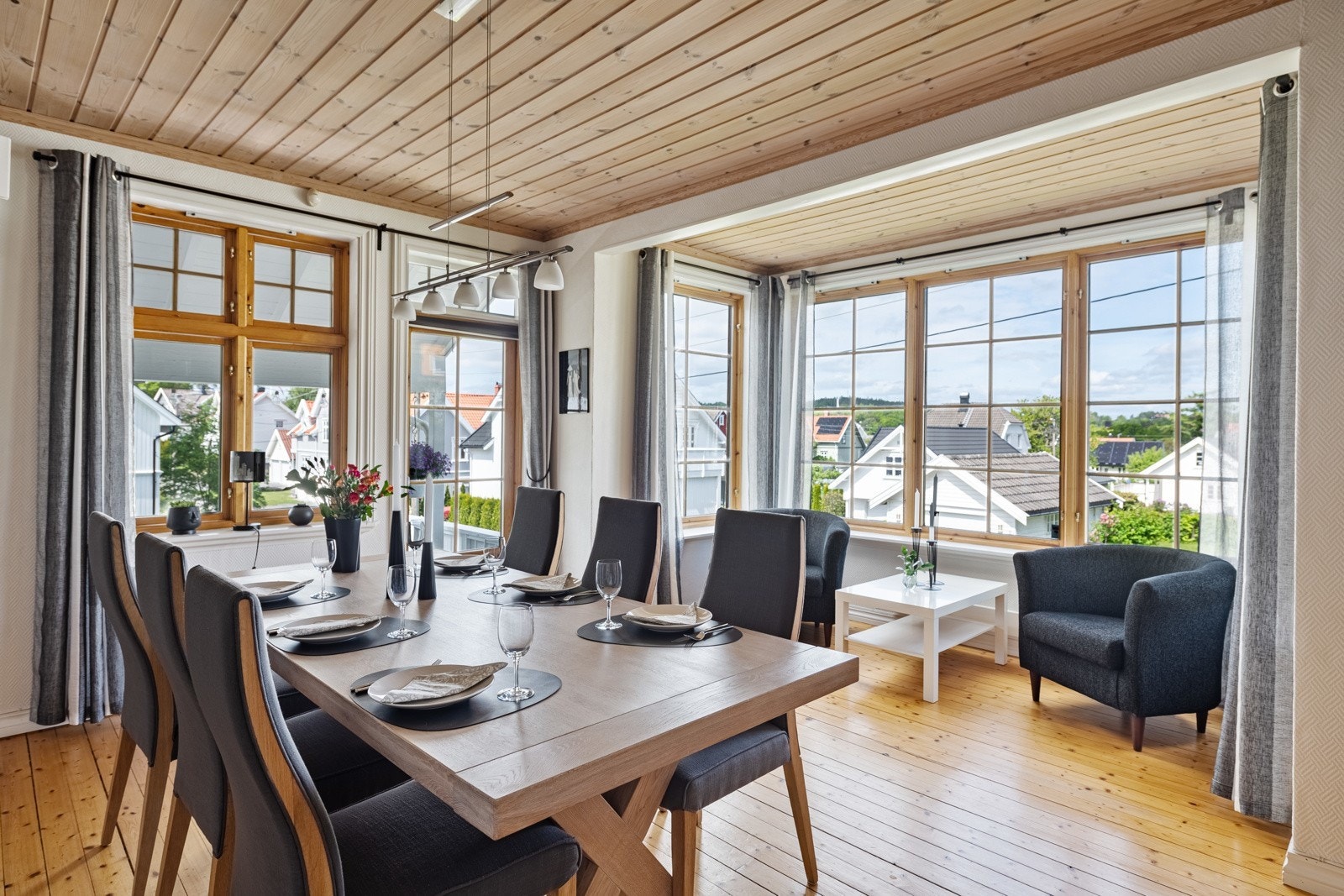 Lys og fin spisestue Galleribilde