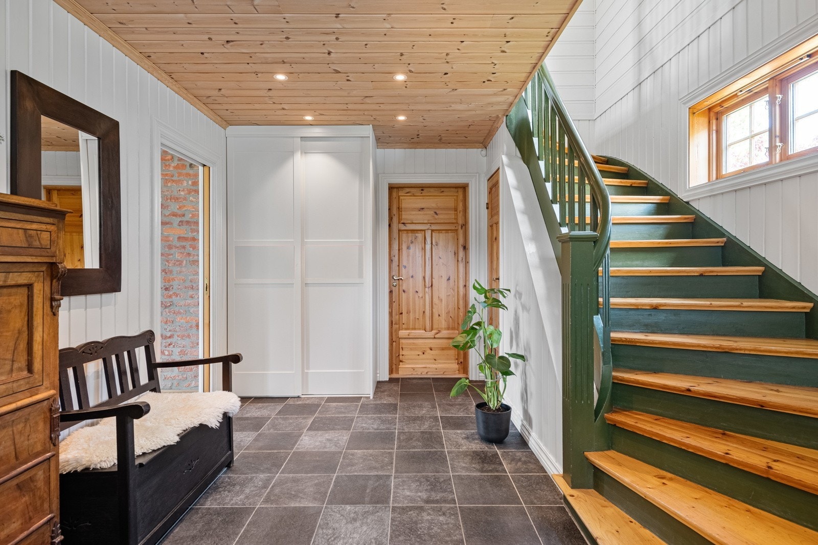 Stor hall med garderobeskap. Galleribilde