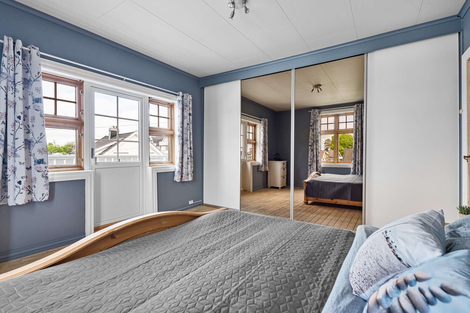 Stort garderobeskap. Galleribilde