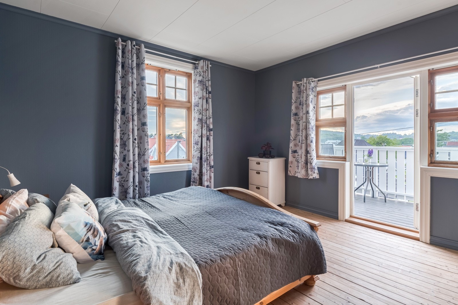 Master bed room med utgang til balkong. Galleribilde