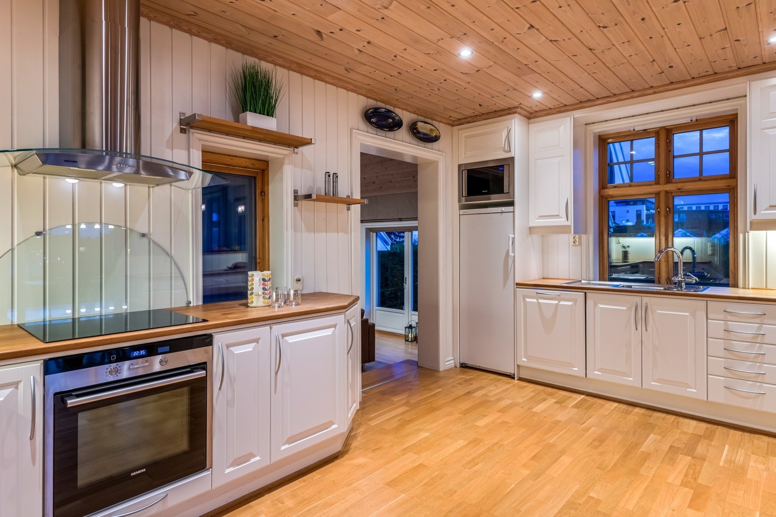 Flott kjøkken med mye skapplass. Galleribilde