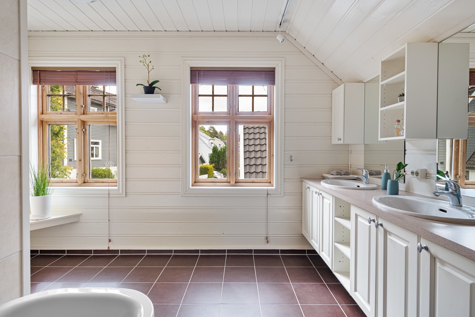 Flislagt bad i 2. etg. Badet har dusjkabinett. Galleribilde