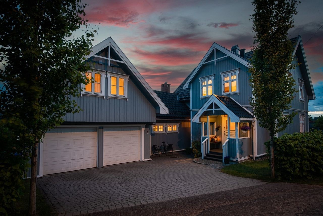 Fin, steinlagt innkjørsel/parkering. Galleribilde