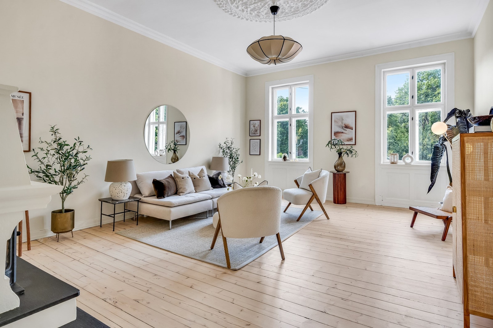 Stuen er romslig og gir godt med plass til stuemøblement Galleribilde