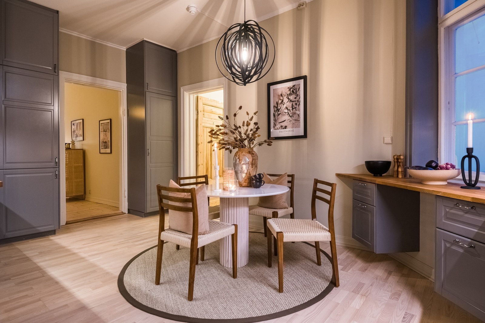 Lampen i taket kan medfølge om ønskelig Galleribilde