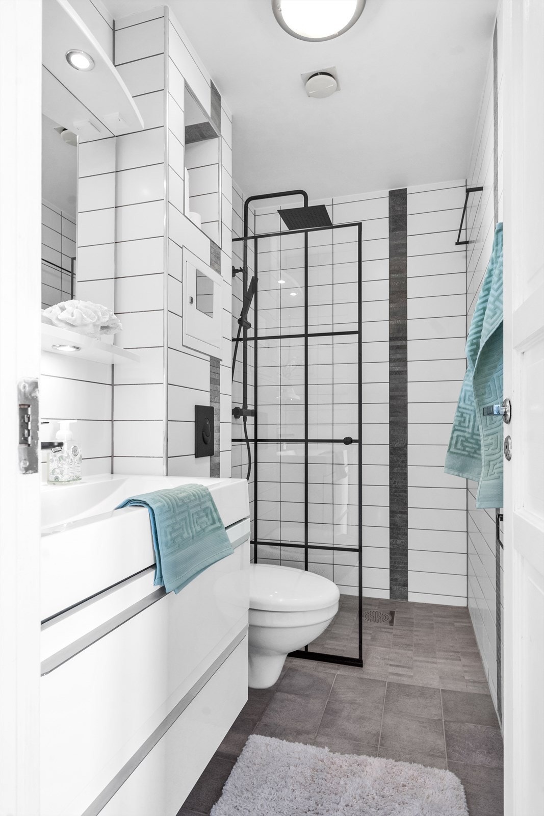 Badet ble oppgradert i 2009 og i 2022 ble det oppgradert
med nytt armatur, betjeningsplate til toalett, knagger, dusj og dusjhørne Galleribilde