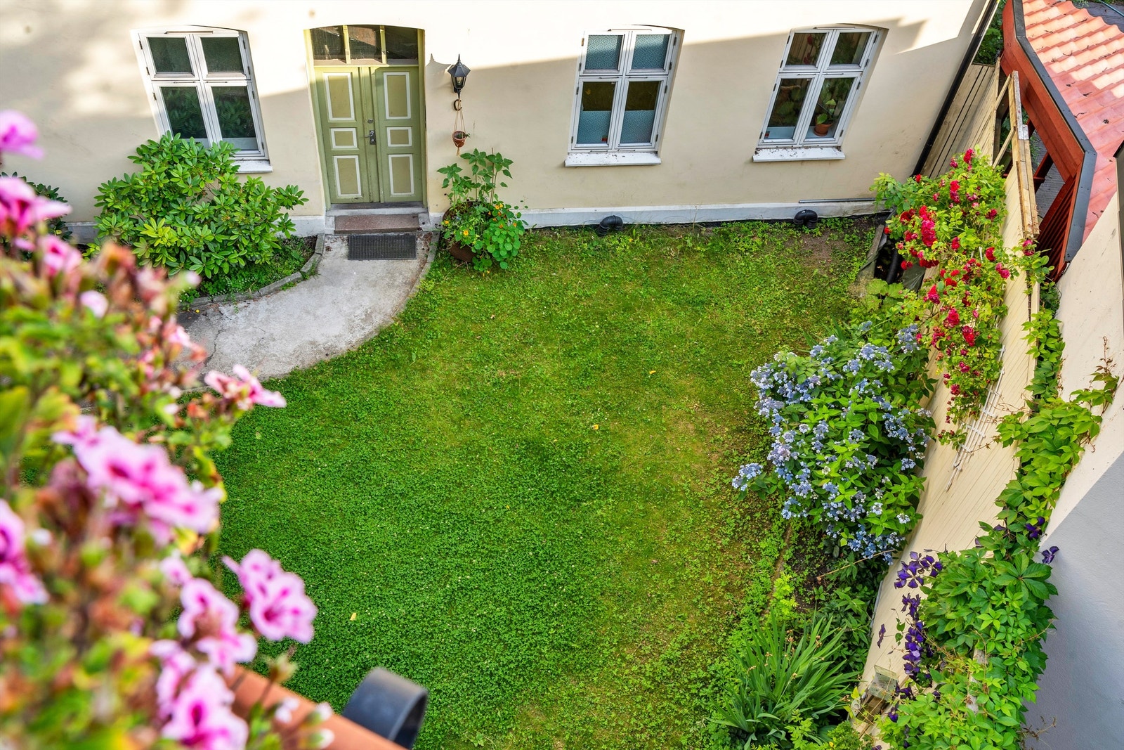 Sikt ned til en meget flott bakgård med egne fasiliteter Galleribilde