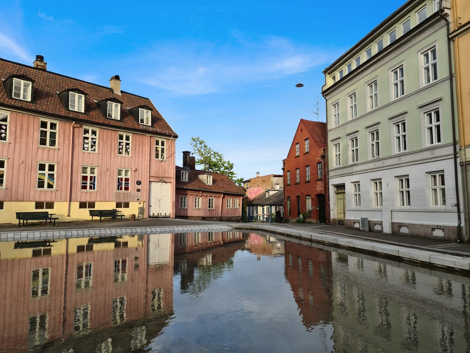 I det rosa huset rett utenfor bodde Henrik Wergeland og hans kone fra 1839 til 1841 Galleribilde