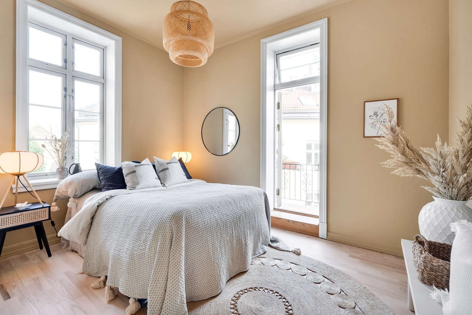 Hovedsoverommet er av sjenerøs størrelse. God takhøyde. Malt i delikat tone. Her er det plass til dobbeltseng med nattbord på hver sin side og garderobeskap. Galleribilde