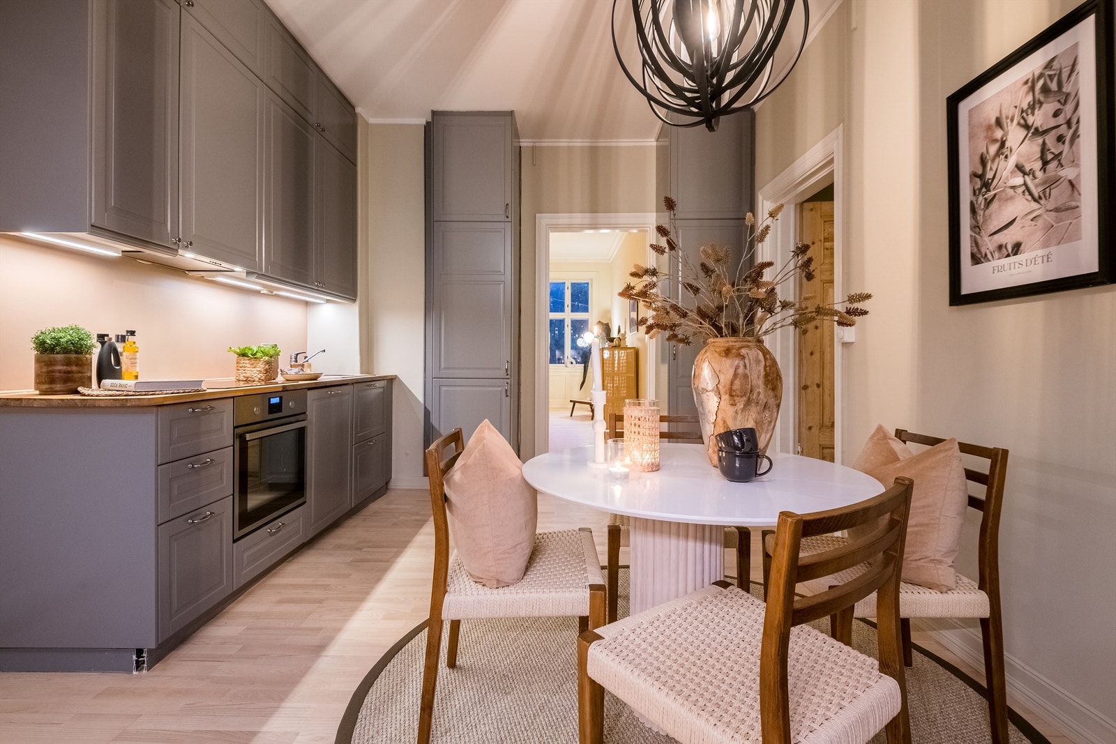 Kjøkkenet, med god takhøyde, byr på mye skapplass og arbeidsplass Galleribilde