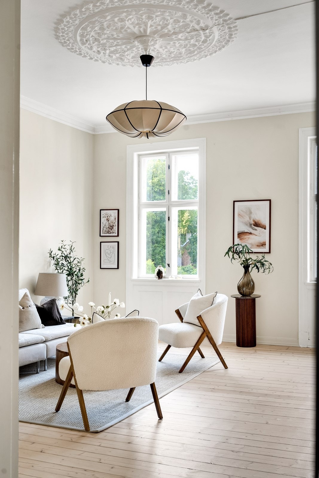 Klassiske detaljer som rosett i taket og store vindusoverflater Galleribilde