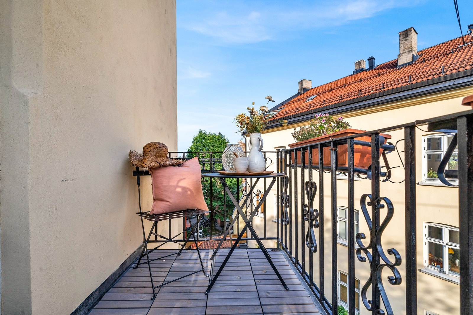 Her er plass til koselig sitteplass hvor morgenkaffen og kveldssol kan nytes Galleribilde