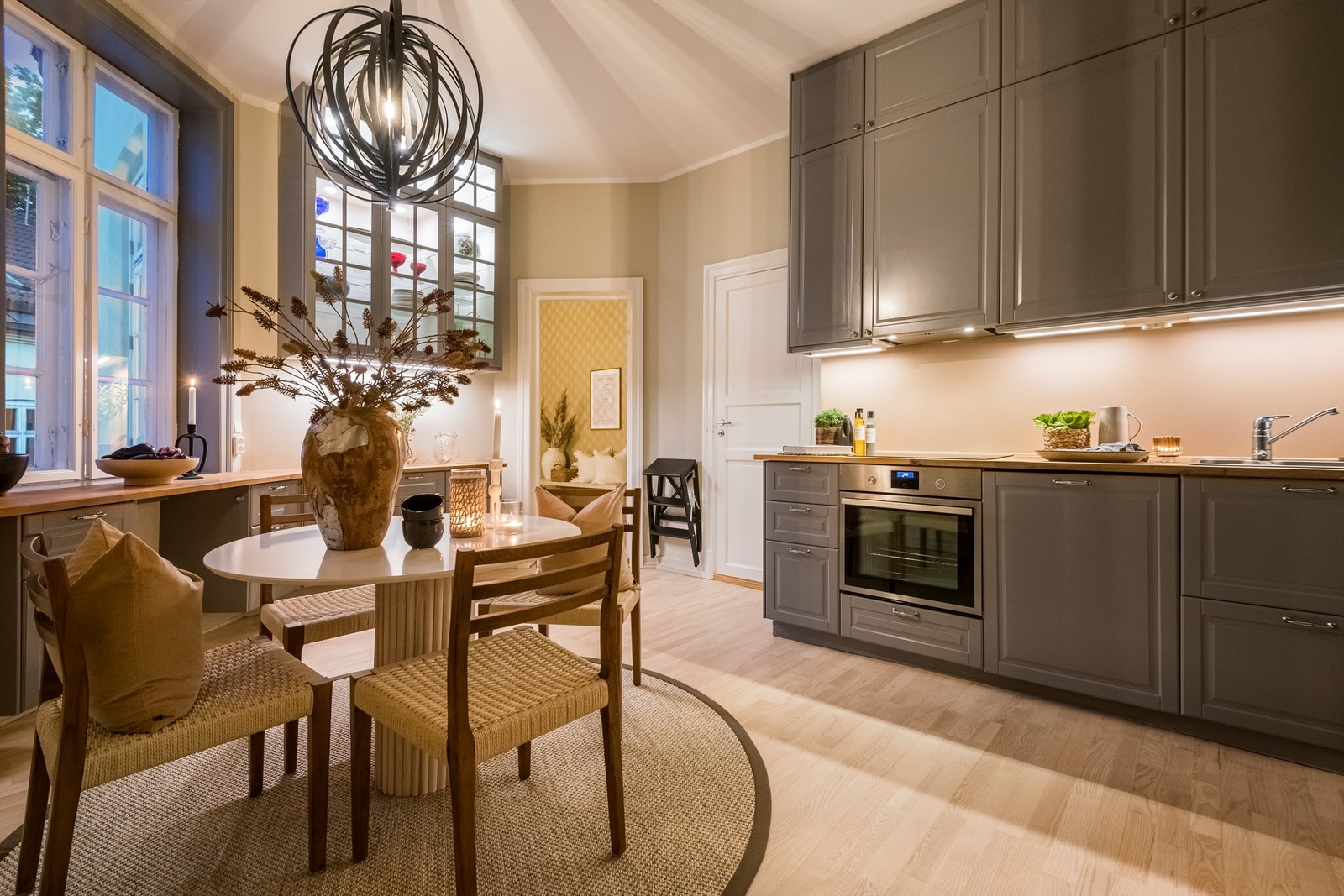 Kjøkkenet er malt i lekker, dus jordtone Galleribilde