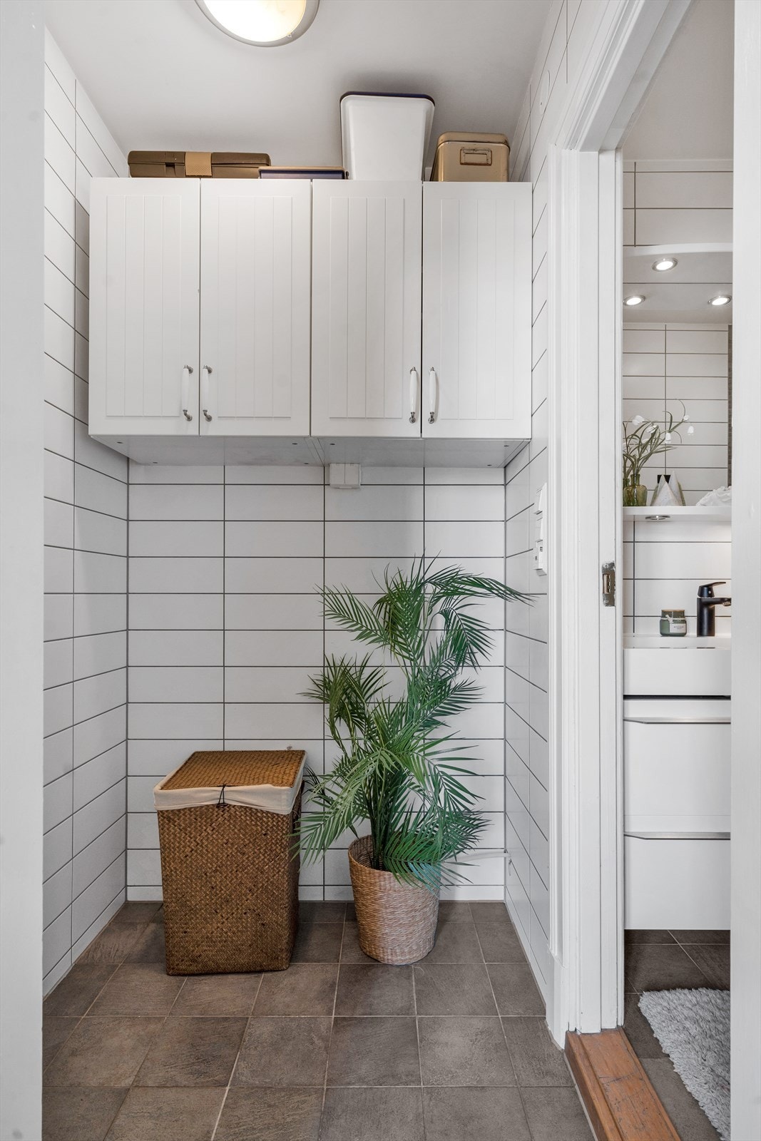 I tilknytning til badet er det mulighet for oppkobling av vaskemaskin og rommet passer veldig godt som vaskerom Galleribilde