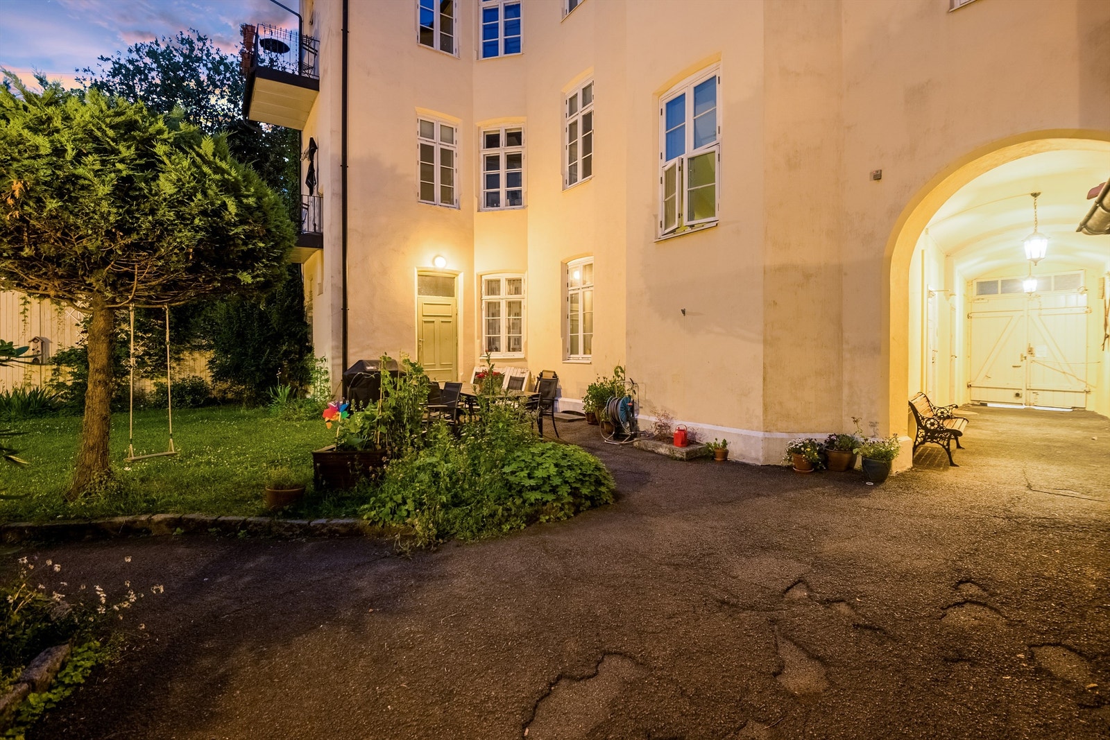 Bakgården er fantastisk flott og veldig koselig Galleribilde