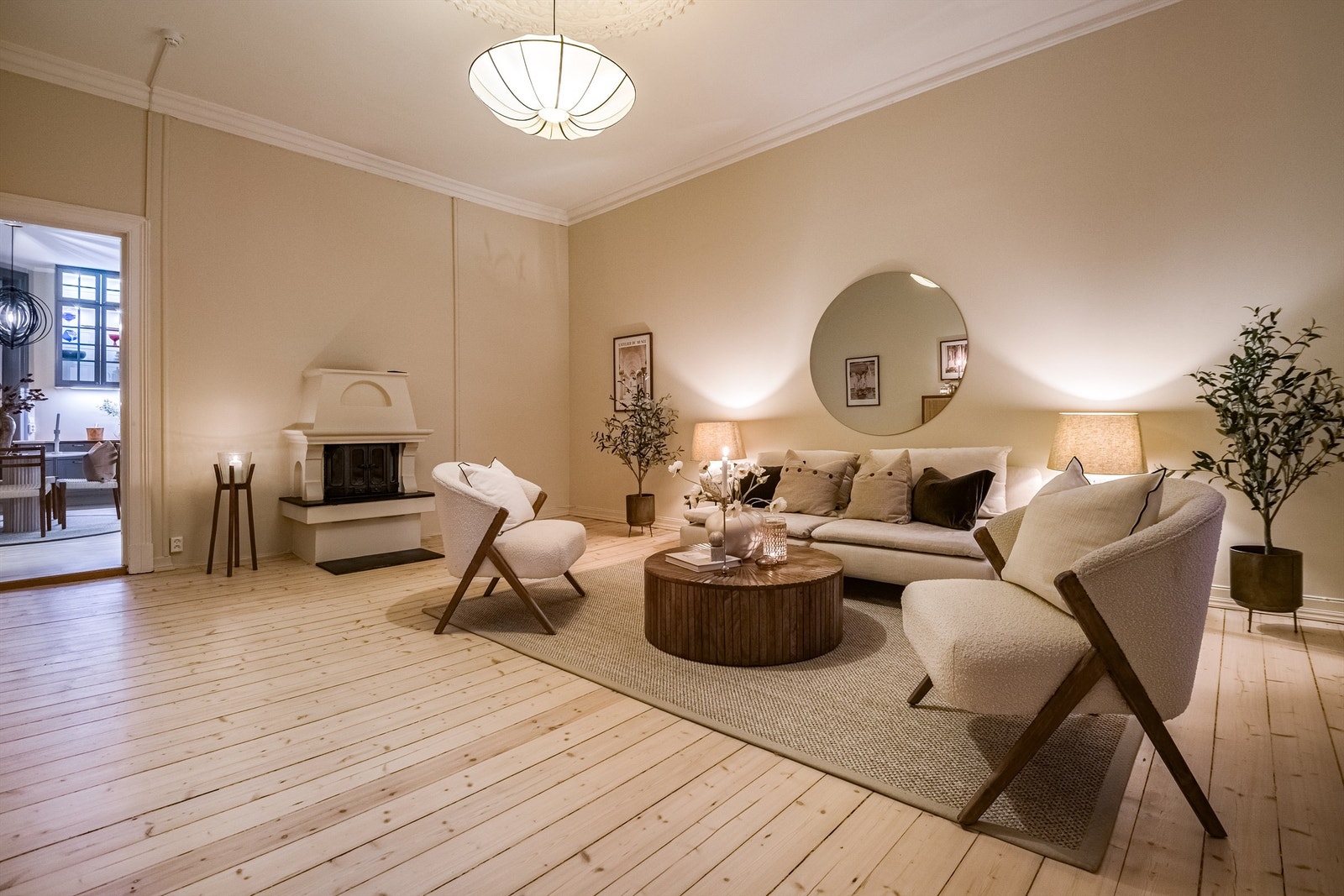 Her får du en klassisk leilighet med over 3 meter under taket, nyslipte og originale tregulv og oppussede overflater Galleribilde