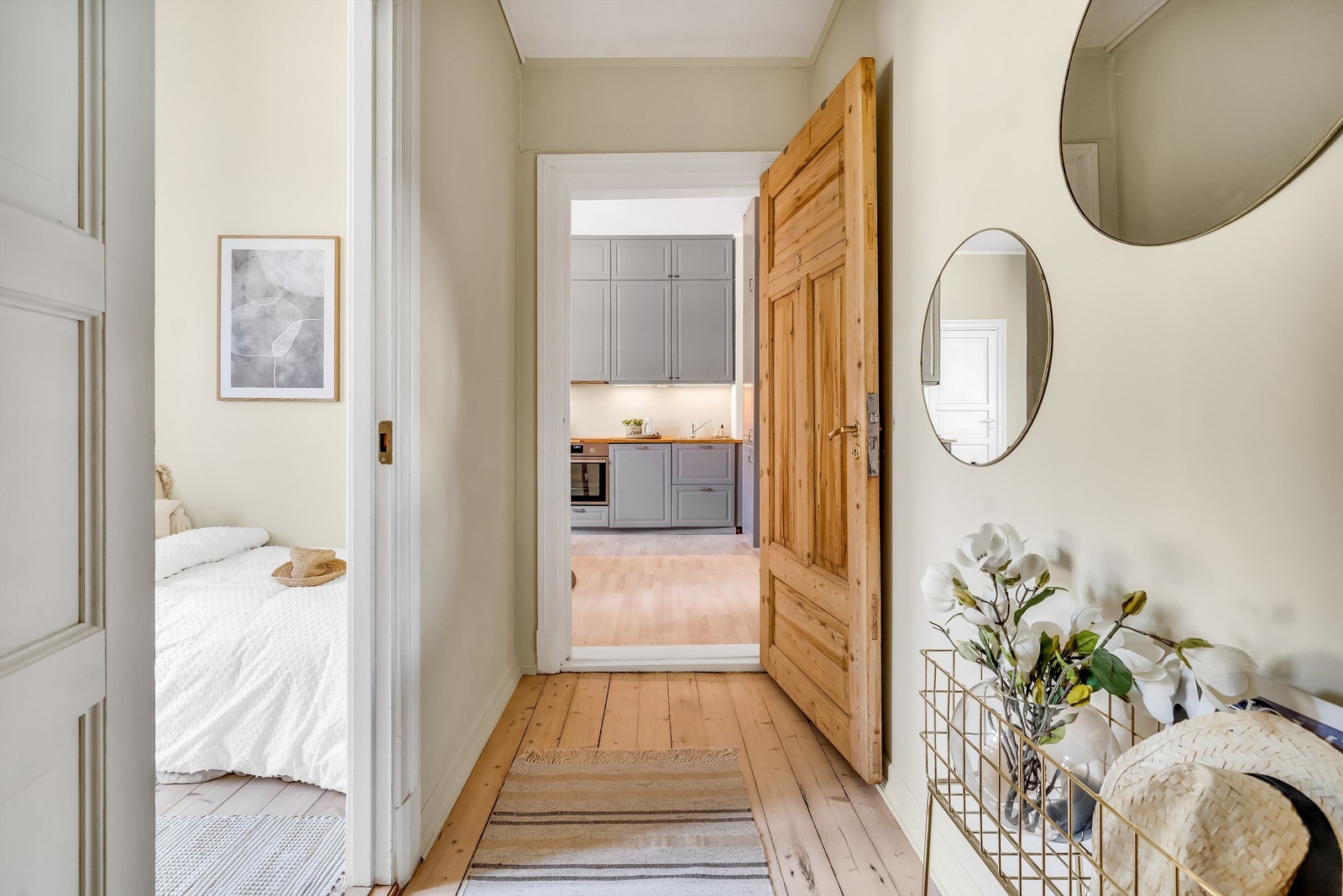 Original tredør i entréen. Malte overflater og slipte, originale tregulv også her Galleribilde