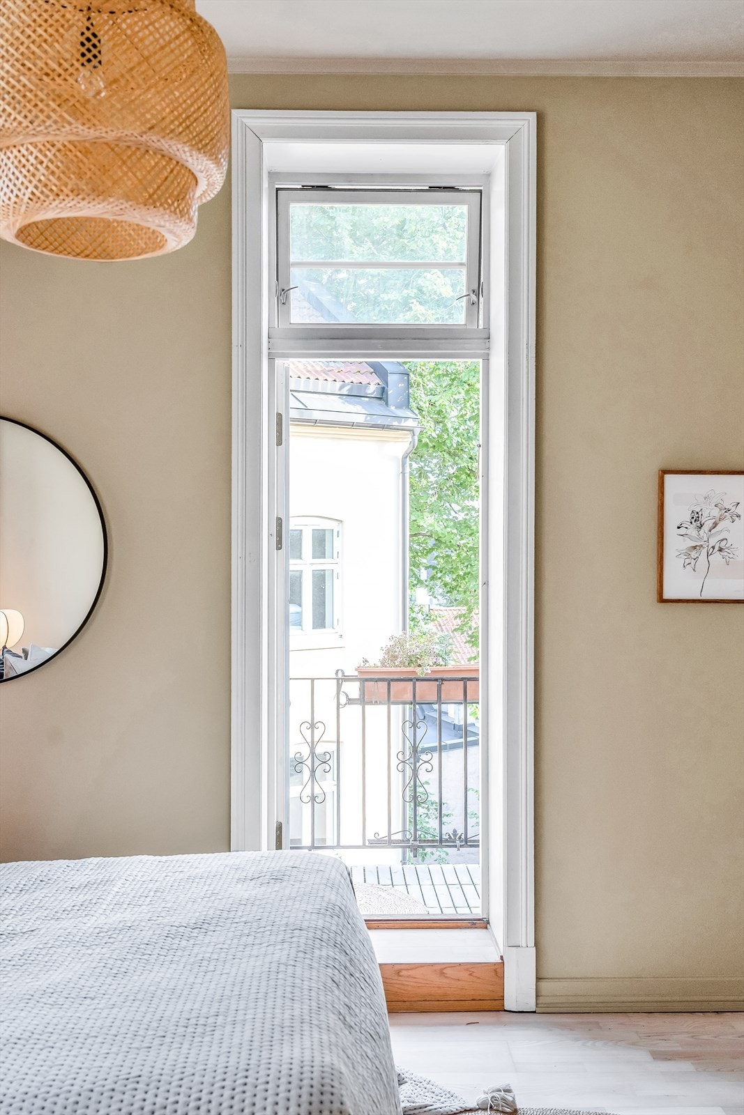 Fra soverommet er det adkomst til leilighets vestvendte balkong Galleribilde