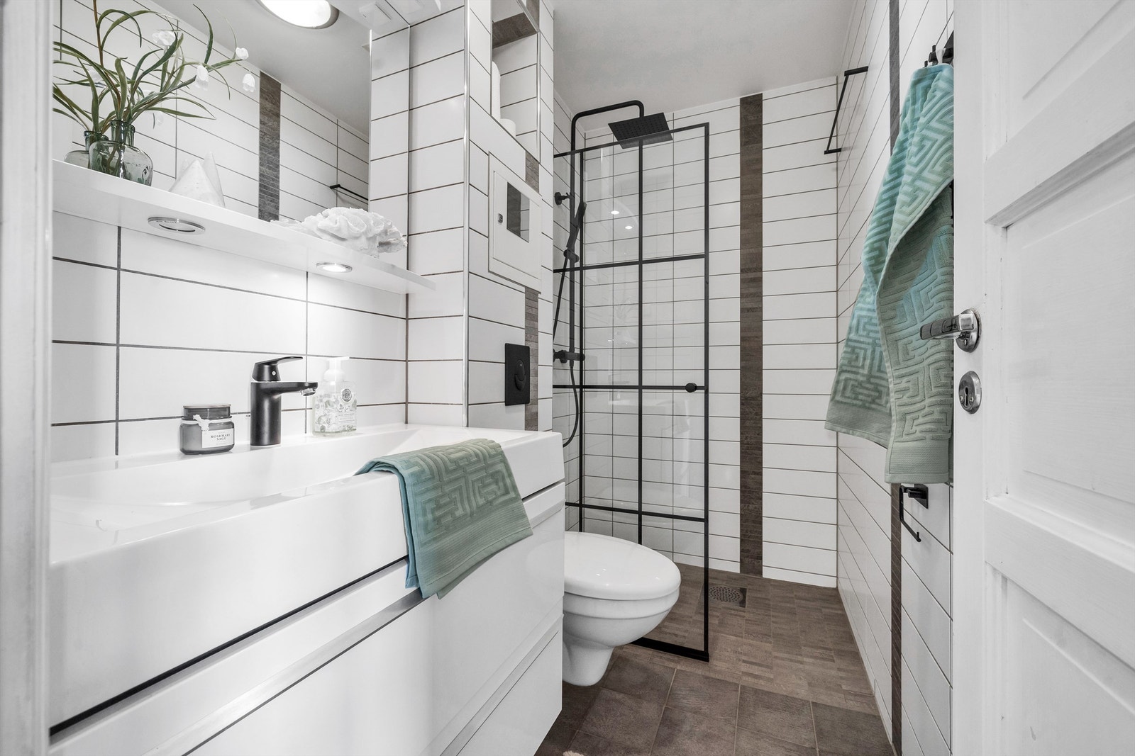 Baderommet er flislagt på både gulv og vegger med gulvvarme. Himlingsflatene er malt i glatte tidløse flater. Galleribilde