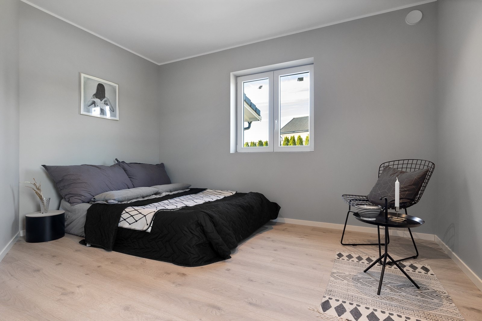 Hyttens soverom er av fin størrelse og har god plass til dobbeltseng, garderobeskap og ellers ønsket møblement. Galleribilde