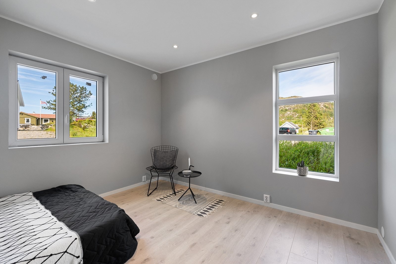 Her er det downlights i tak og veggene er malt i moderne gråfarge. Galleribilde