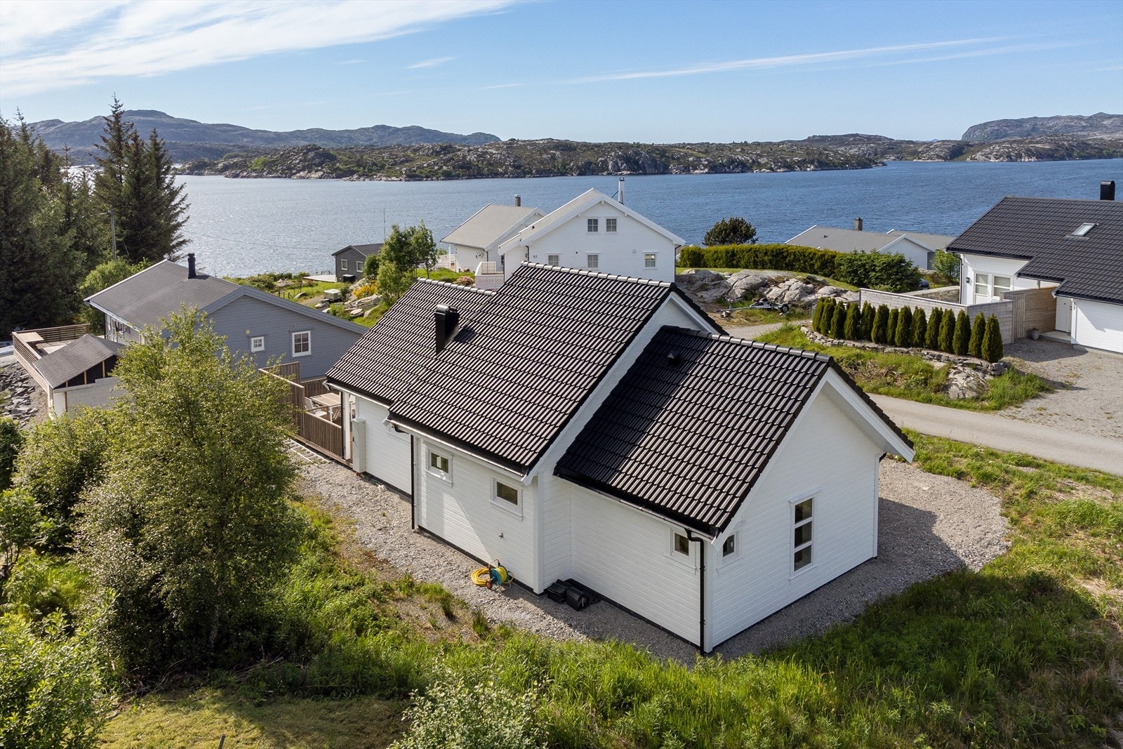 Fritidsboligen har en flott og landlig beliggenhet i et nyere hyttefelt ved Ånnelandsjøen på Sandøy i Gulen kommune. Galleribilde