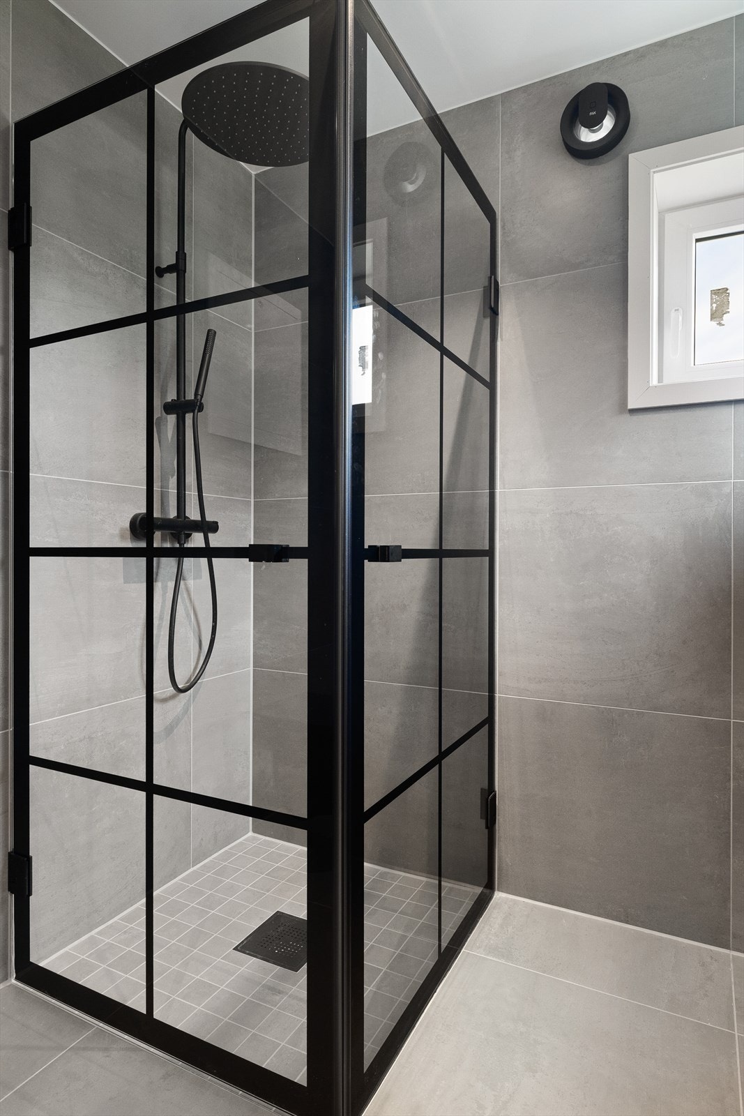 Kvalitets takdusj fra Stuor i sort matt, med trykk- og termostatstyrt dusjbatteri. Galleribilde