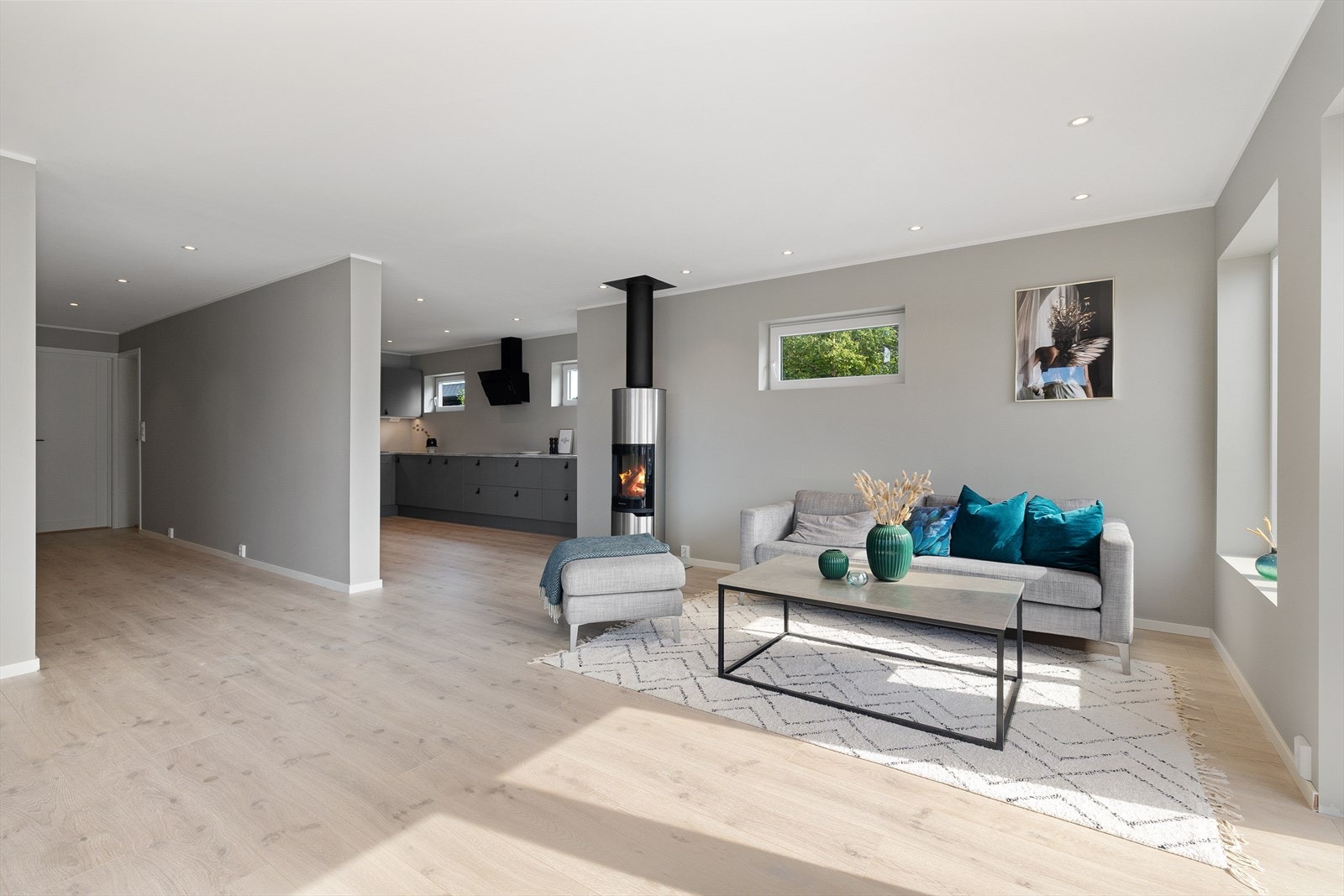 Stuen har åpen løsning mot kjøkken. Her er det store vindusflater som sørger for rikelig med lysinnslipp av naturlig lys. Galleribilde