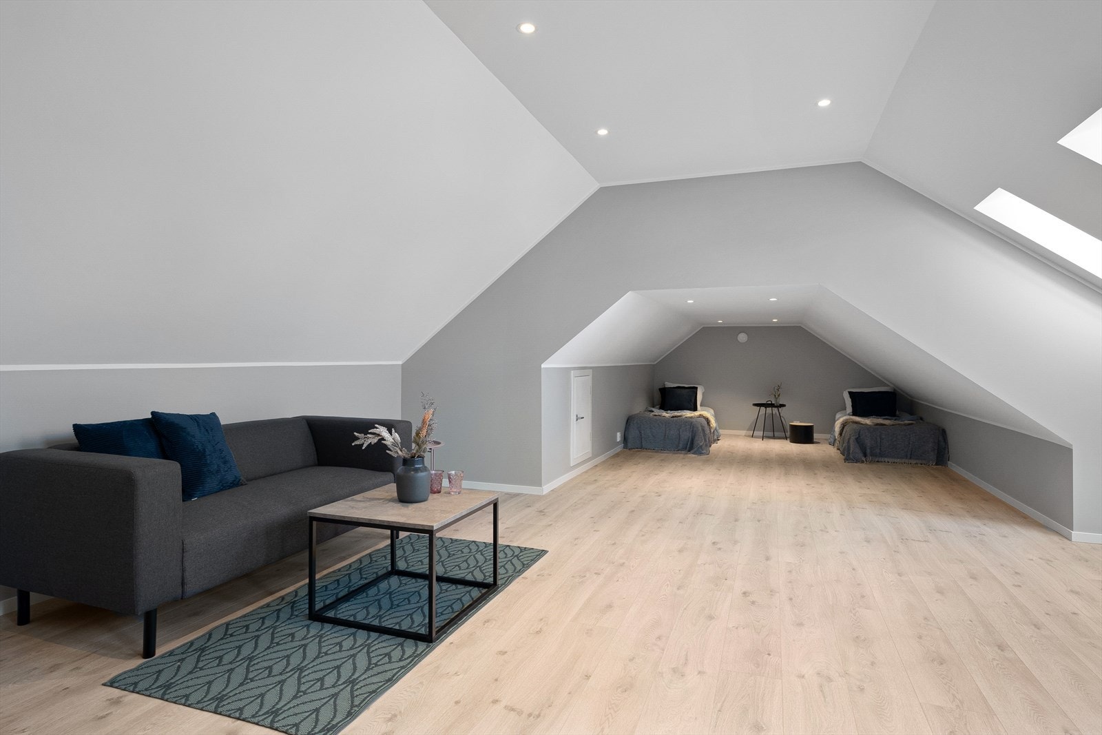 Her er det plass til å innrede i ulike soner, både med sofagruppe og soveplass. Det er god plass til lek. Galleribilde