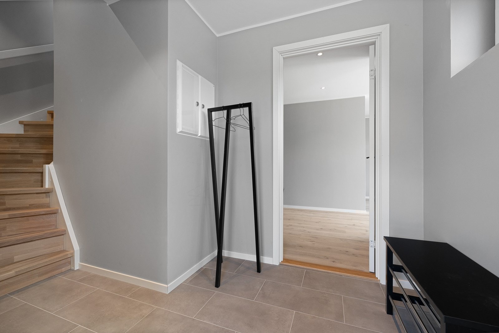 Det første som møter deg, er en innbydende og romslig entré. Entréen har fliser på gulv. Her er det god plass til å henge fra seg yttertøy og sette fra seg sko. Galleribilde