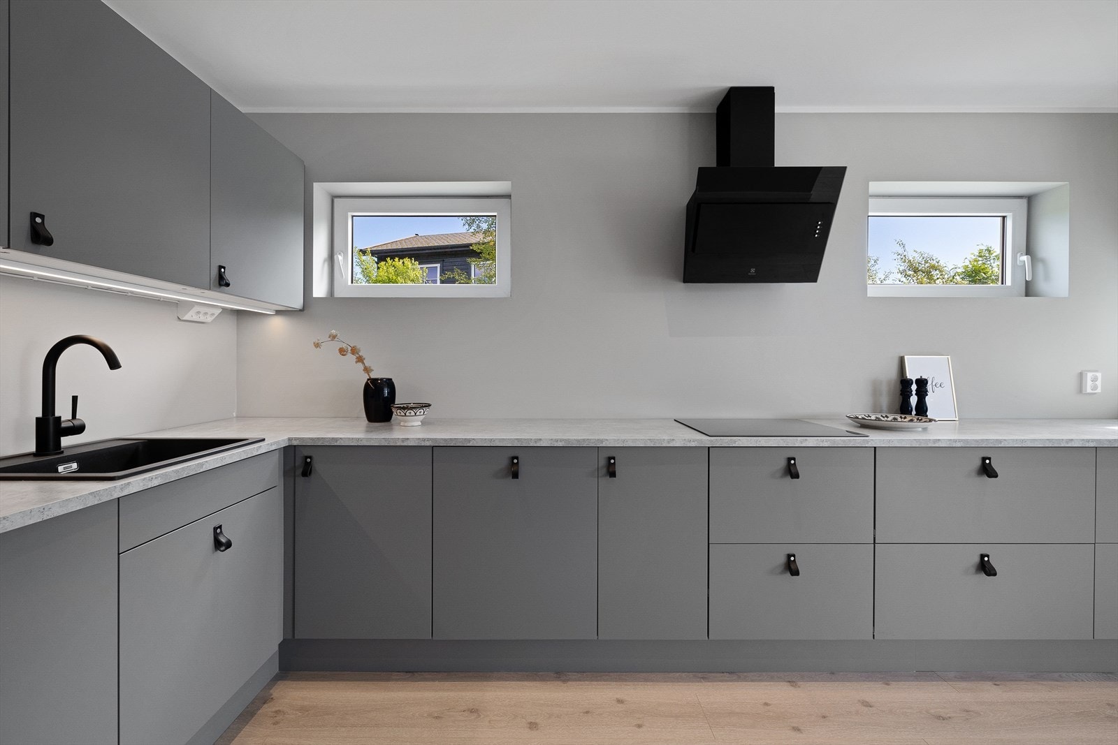 Kjøkkenet har integrerte hvitevarer som kombikjøleskap, oppvaskmaskin, stekeovn og induksjonstopp. Det er vegghengt ventilator. Alle hvitevarer nye. Galleribilde