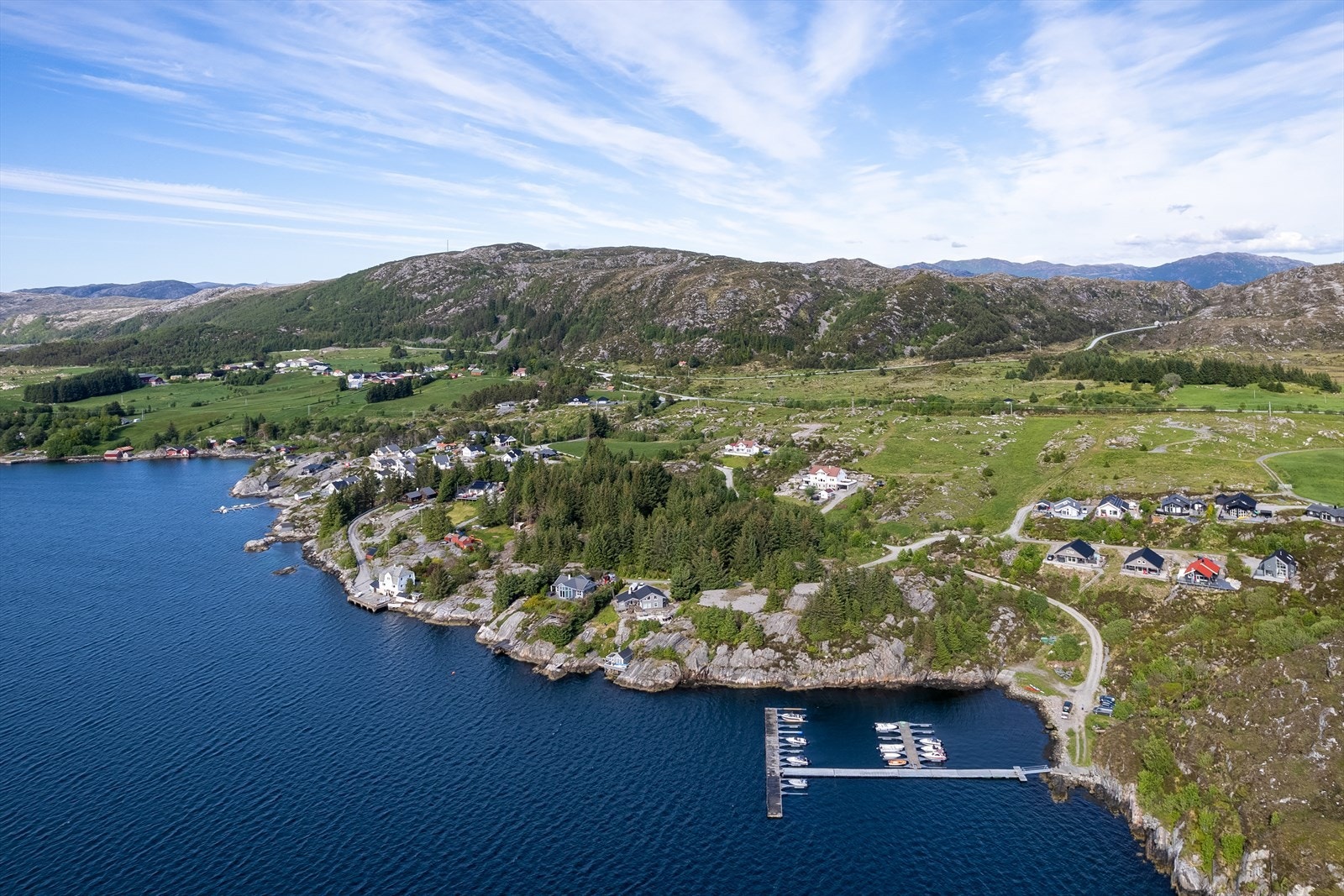 Det er enkel adkomst til hytten via asfalterte kjøreveier og man finner flotte skogs- og friområder i umiddelbar nærhet. Galleribilde