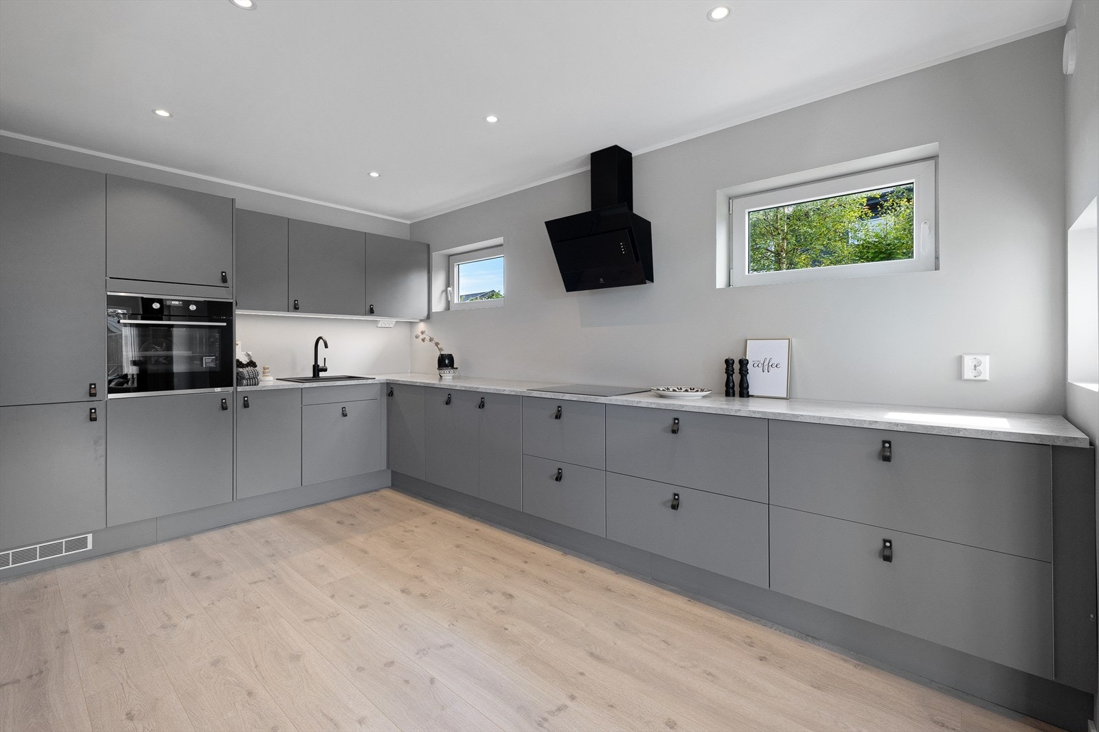 Her er det godt med skap- og benkeplass, så vel som gode arbeidsflater. Galleribilde