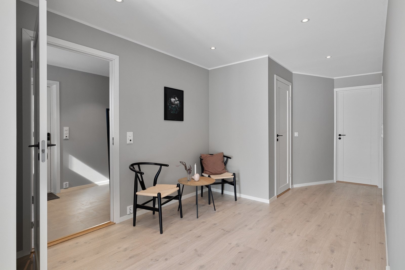 Alle vegger er slette og malt i moderne gråtone. Det er downlights i alle tak. Galleribilde