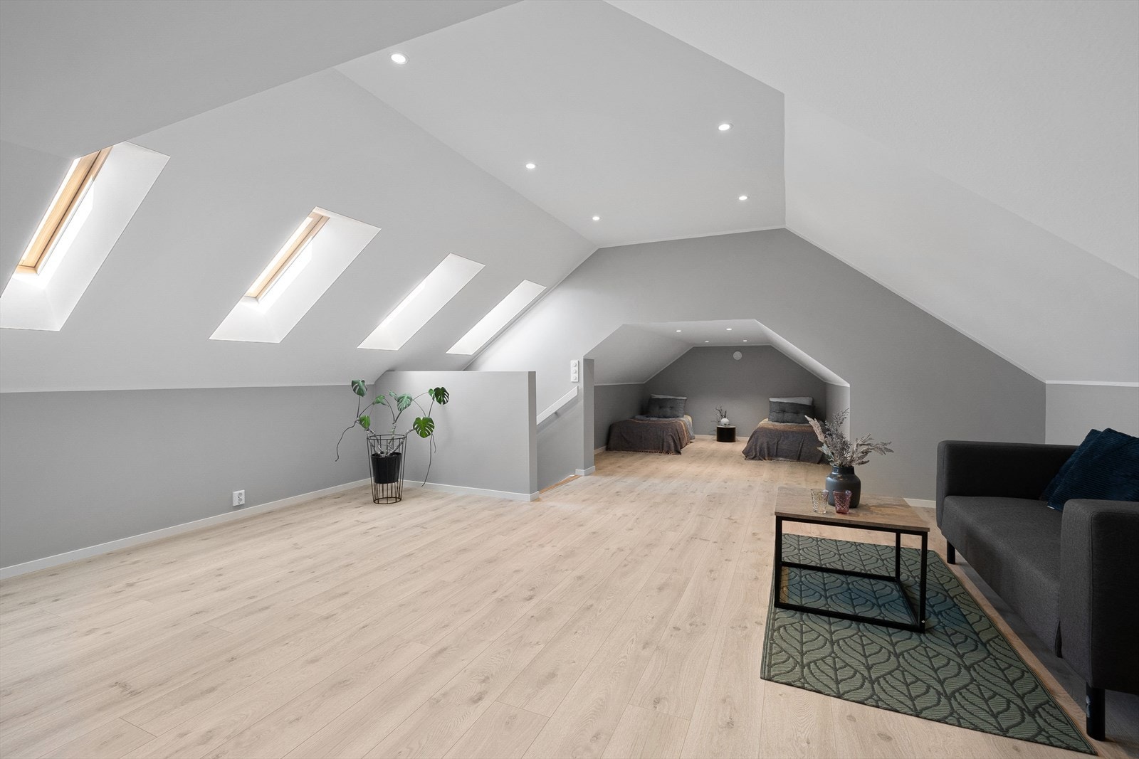 I loftsetasjen finner man koselig loft-stue. Lofts-stuen er av god størrelse og måler 15 m². Galleribilde