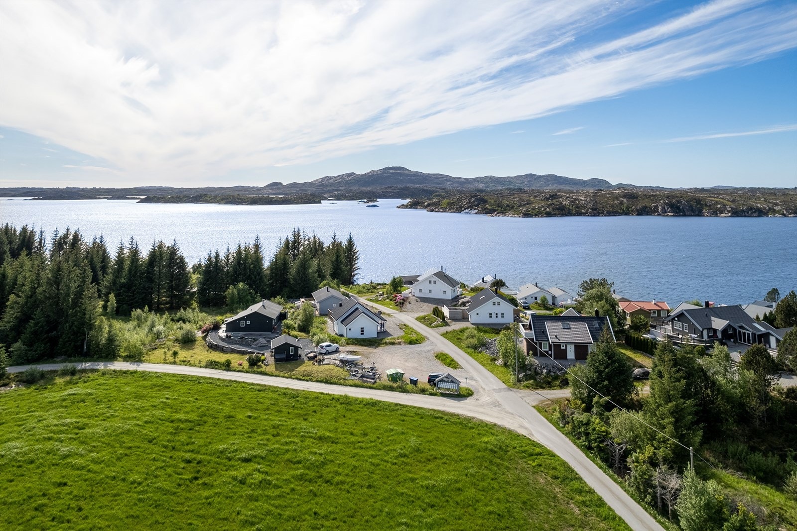 Hytten har nydelig vestvendt beliggenhet med svært gode solforhold. Galleribilde