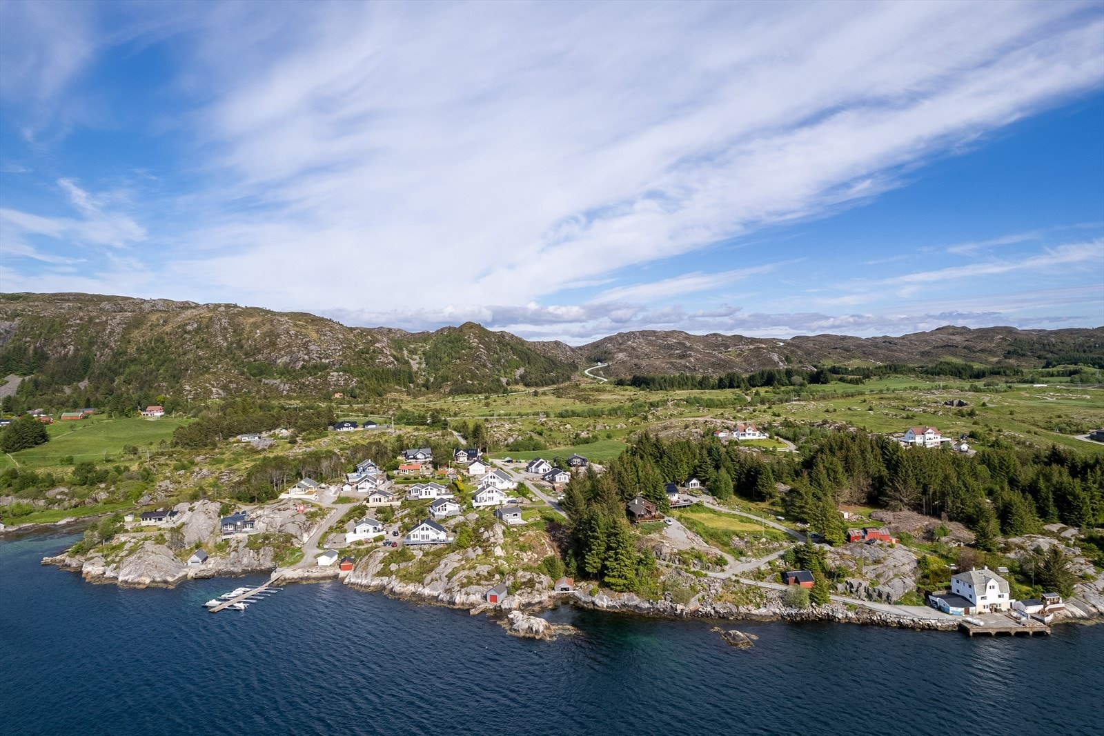 Herfra kan man komme seg fort ut i skjærgården for fiske, dykking, eller man kan ta seg turen til Skjerjehamn for et bedre måltid. Galleribilde