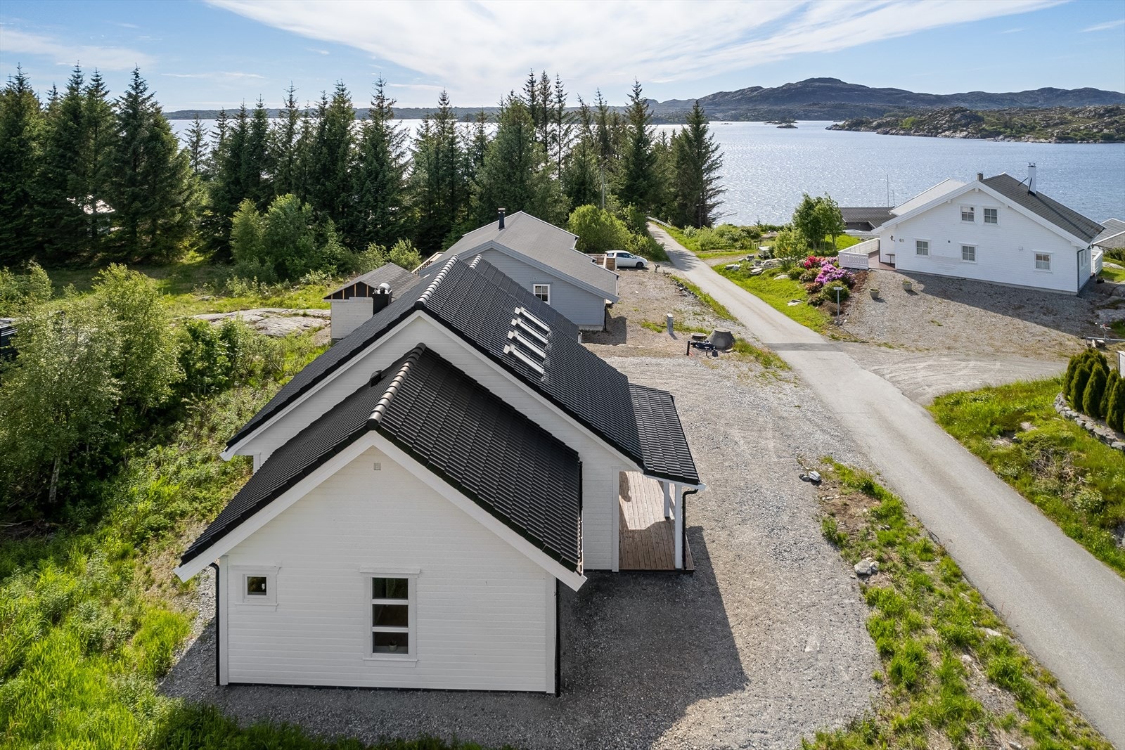 Fra hytten har man umiddelbar nærhet til sjø og natur, samt felles brygge med egen båtplass like nedfor. Galleribilde