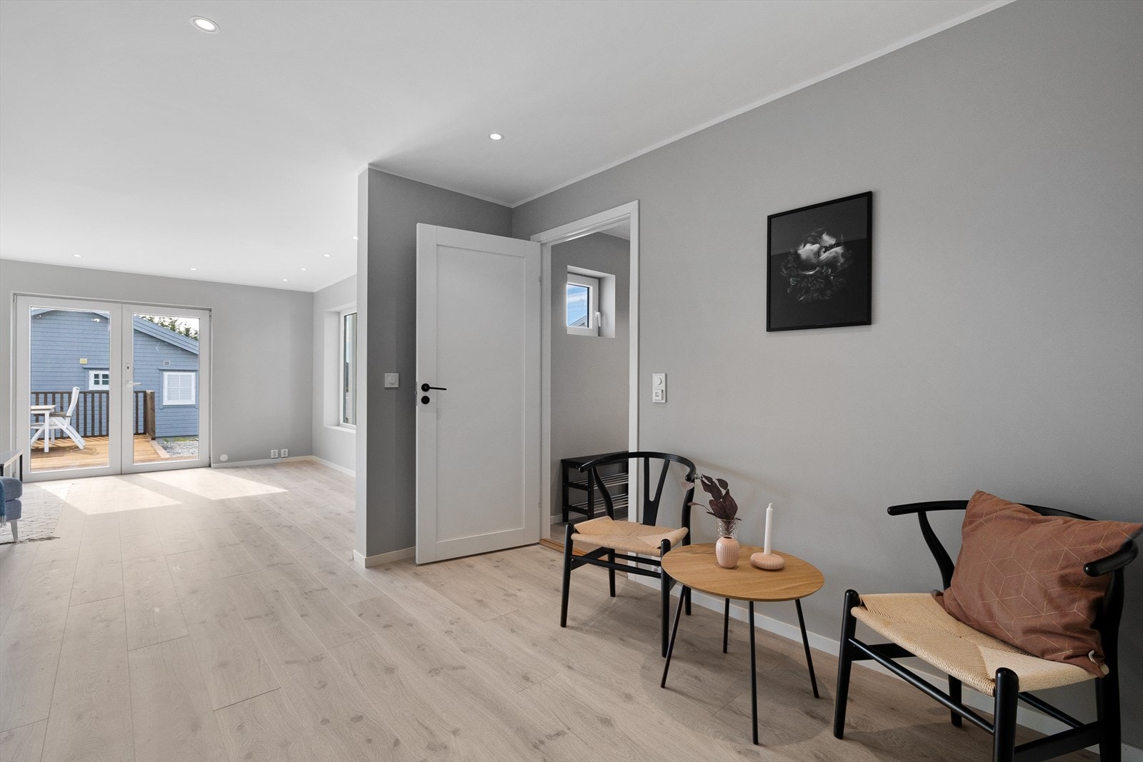 Hele 1. etasjen har gjennomgående Pergo laminat på gulv med gulvvarme. Galleribilde