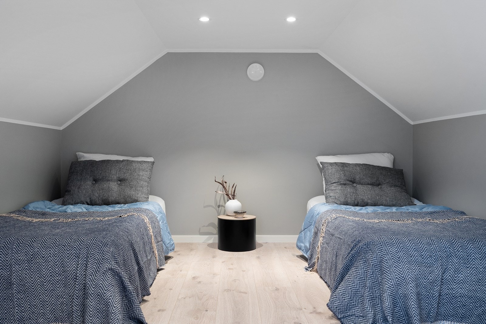 Det er gode oppbevaringsmuligheter i kneloft. Galleribilde