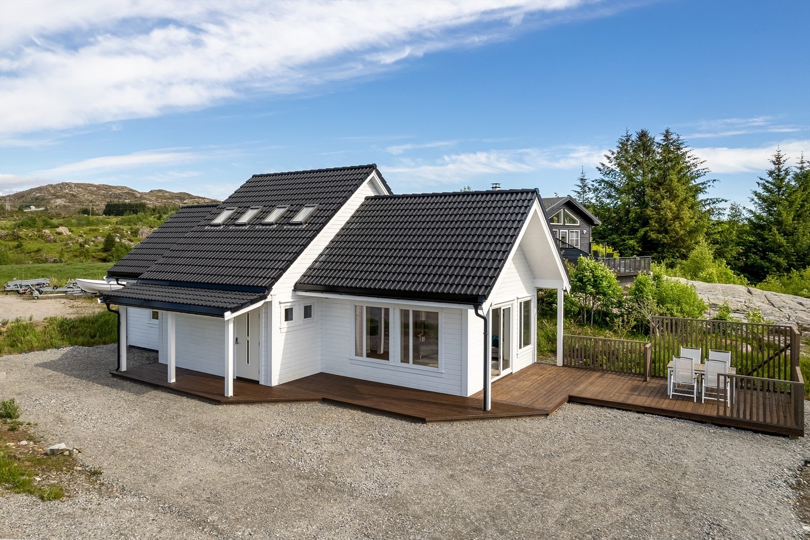 En strøken fritidsbolig over to plan fra 2017, med solrik tomt og moderne standard. Galleribilde