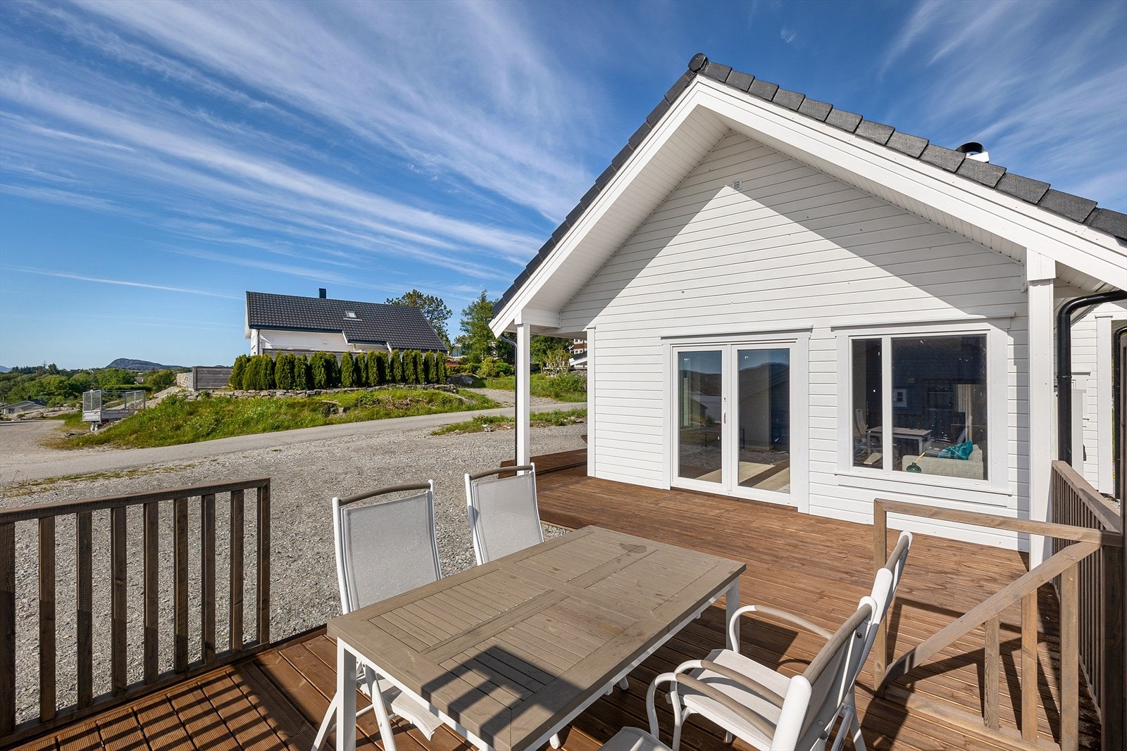Hytten har stor terrasse som strekker seg rundt deler av hytten, slik at man kan nyte solen store deler av dagen. Galleribilde