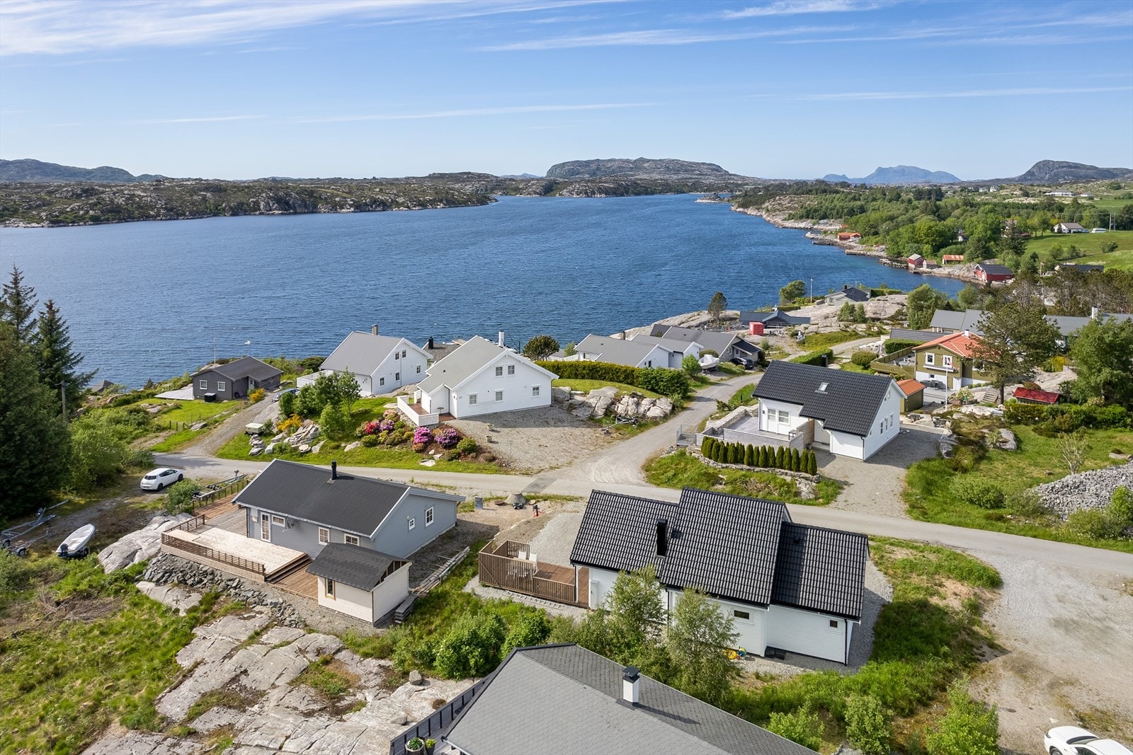 Eiendommen er relativt flat og pent opparbeidet med grus og terrasseareal. Galleribilde